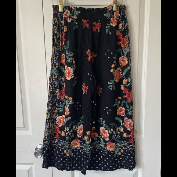 Floral Wide Leg Pants

Blue Rain - Picture 2 of 6